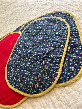 6 Vintage Reversible Quilted Placemats